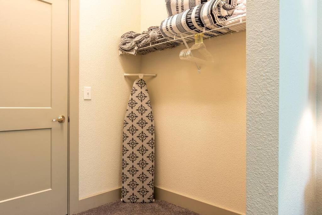Beautiful Riverwalk Apt With Full Amenities, King Bed & Free Parking 샌안토니오 외부 사진