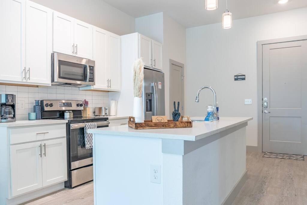 Beautiful Riverwalk Apt With Full Amenities, King Bed & Free Parking 샌안토니오 외부 사진