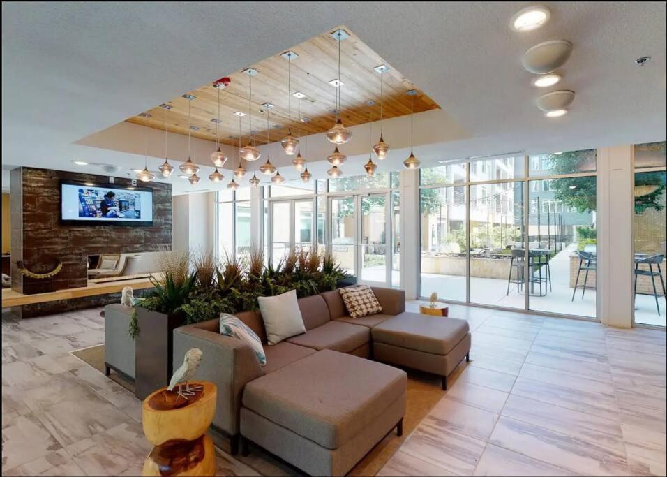 Beautiful Riverwalk Apt With Full Amenities, King Bed & Free Parking 샌안토니오 외부 사진