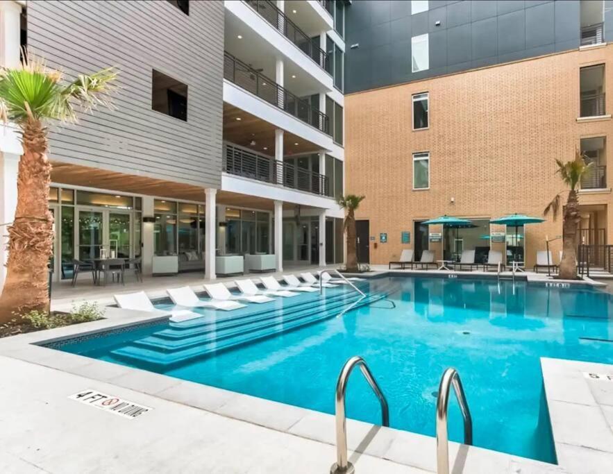 Beautiful Riverwalk Apt With Full Amenities, King Bed & Free Parking 샌안토니오 외부 사진
