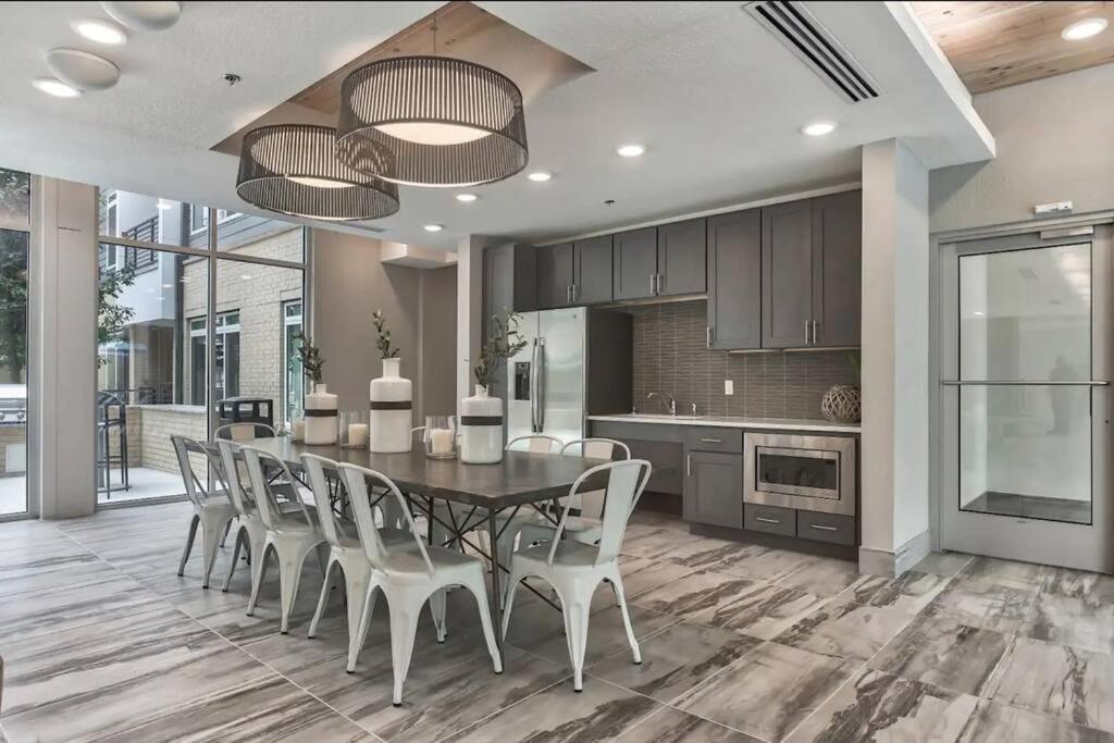 Beautiful Riverwalk Apt With Full Amenities, King Bed & Free Parking 샌안토니오 외부 사진