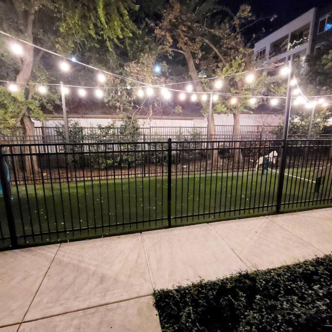 Beautiful Riverwalk Apt With Full Amenities, King Bed & Free Parking 샌안토니오 외부 사진