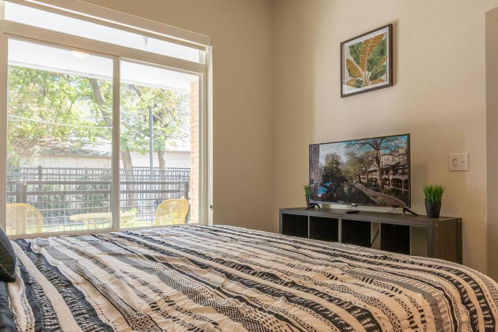 Beautiful Riverwalk Apt With Full Amenities, King Bed & Free Parking 샌안토니오 외부 사진