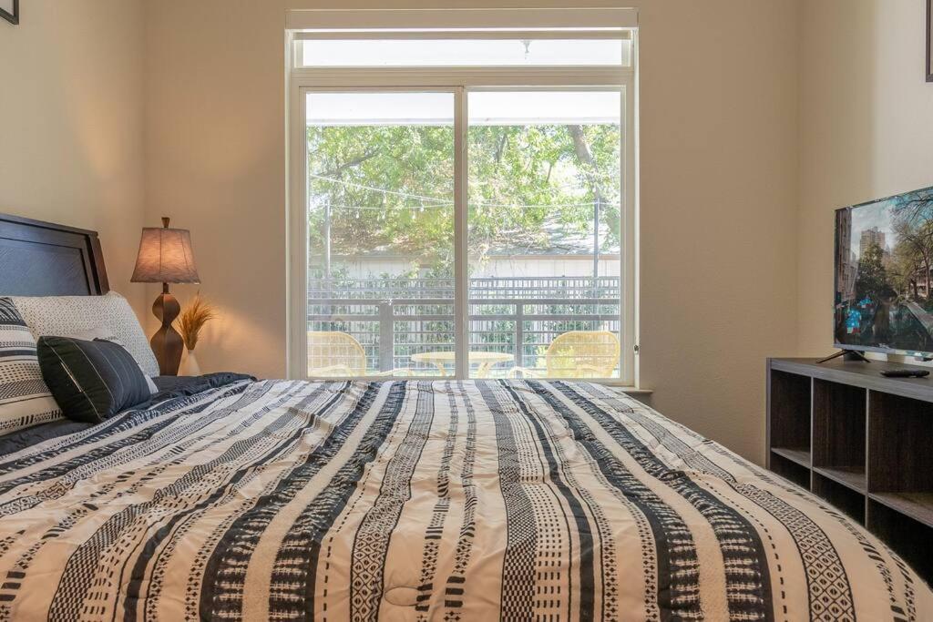 Beautiful Riverwalk Apt With Full Amenities, King Bed & Free Parking 샌안토니오 외부 사진
