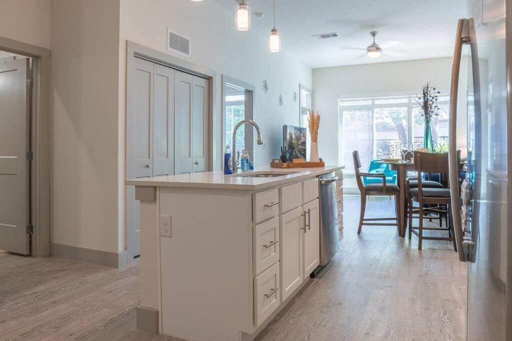 Beautiful Riverwalk Apt With Full Amenities, King Bed & Free Parking 샌안토니오 외부 사진