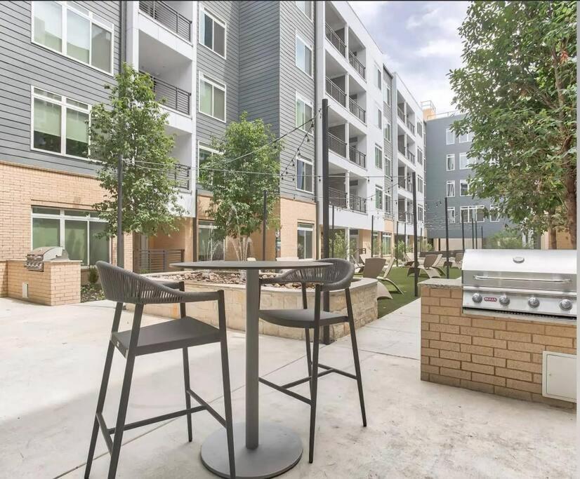 Beautiful Riverwalk Apt With Full Amenities, King Bed & Free Parking 샌안토니오 외부 사진